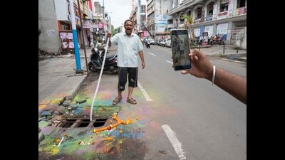 Santosh Pandit, a resident of Narayan Peth protests near a broken chamber at Kumthekar road on Monday. (PRATHAM GOKHALE/ HT PHOTO) Santosh Pandit, a resident of Narayan Peth protests near a broken chamber at Kumthekar road on Monday. (PRATHAM GOKHALE/ HT PHOTO)
