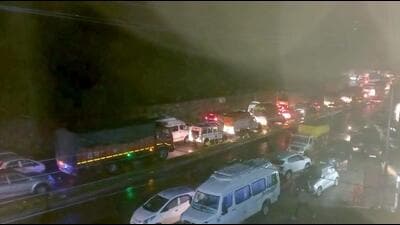 The Chandigarh-Manali highway was blocked after a landslide near Pandoh in Mandi district for 22 hours till traffic was restored on Monday night. (Birbal Sharma/HT) The Chandigarh-Manali highway was blocked after a landslide near Pandoh in Mandi district for 22 hours till traffic was restored on Monday night. (Birbal Sharma/HT)