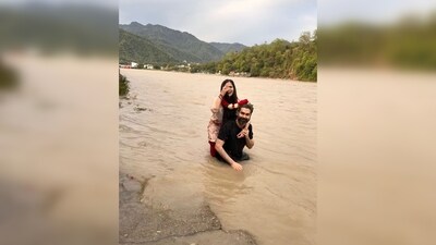 In another snap, Karan Sidhu and Inayat Randhawa can be seen taking a dip in the holy Ganges as she struck a romantic pose for the camera. (Twitter/@sherryontopp) In another snap, Karan Sidhu and Inayat Randhawa can be seen taking a dip in the holy Ganges as she struck a romantic pose for the camera. (Twitter/@sherryontopp)