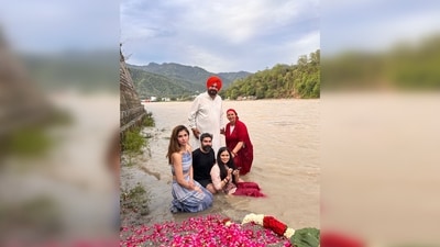 In one of the pictures, Sidhu was seen posing with his wife Navjot Kaur Sidhu, daughter, Rabia Sidhu, son, Karan Sidhu, and Inayat Randhawa. (Twitter/@sherryontopp) In one of the pictures, Sidhu was seen posing with his wife Navjot Kaur Sidhu, daughter, Rabia Sidhu, son, Karan Sidhu, and Inayat Randhawa. (Twitter/@sherryontopp)