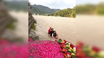 "The son honours the most cherished desire of his beloved mother …. On this auspicious Durga-Ashtami day in the lap of mother Ganges , a new beginning , introducing our would be daughter in law Inayat Randhawa . They exchanged promise bands," Sidhu wrote in a tweet. (Twitter/@sherryontopp) "The son honours the most cherished desire of his beloved mother …. On this auspicious Durga-Ashtami day in the lap of mother Ganges , a new beginning , introducing our would be daughter in law Inayat Randhawa . They exchanged promise bands," Sidhu wrote in a tweet. (Twitter/@sherryontopp)
