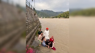 Karan Sidhu and Inayat Randhawa exchanged promise bands on the banks of the Ganga river on the auspicious occasion of Durga-Ashtami. (Twitter/@sherryontopp) Karan Sidhu and Inayat Randhawa exchanged promise bands on the banks of the Ganga river on the auspicious occasion of Durga-Ashtami. (Twitter/@sherryontopp)