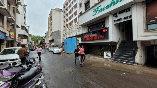 A 19-year-old woman was attacked by her acquaintance at Sadashiv Peth area on Tuesday morning before alert onlookers apprehended the assailant. (PRATHAM GOKHALE/HT)