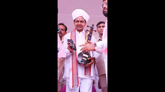 K Chandrasekhar Rao offered prayers at the famous Vitthal-Rukmini temple in Pandharpur on Tuesday and addressed a public meeting. (HT PHOTO)