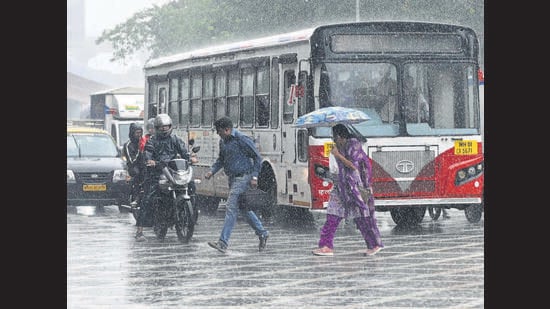 Mumbai, India - June 27, 2023 : People cross the road during heavy rain Near Court at Bandra, in Mumbai, India, on Tuesday, June 27, 2023. (Photo by Vijay Bate/HT Photo)