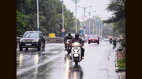 Rains lashed various parts of the city including Pashan Sus road on Tuesday. (Kalpesh Nukte/HT PHOTO)