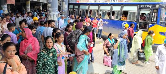 Rush of passengers waiting for buses at the Bathinda bus stand on Tuesday. (Sanjeev Kumar/HT) Rush of passengers waiting for buses at the Bathinda bus stand on Tuesday. (Sanjeev Kumar/HT)