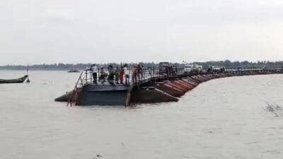 A portion of the pontoon bridge over river Ganga, connecting Hajipur with Raghopur in Vaishali district, was washed away. (HT photo) A portion of the pontoon bridge over river Ganga, connecting Hajipur with Raghopur in Vaishali district, was washed away. (HT photo)