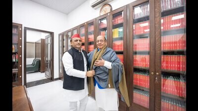 Akhilesh Yadav met Shankar Singh Vaghela (Twitter)