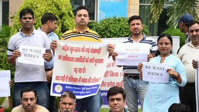 Home buyers of Gurugram Sector 104’s Mahira Homes protest against the builder over the delay in construction outside the Haryana Real Estate Regulatory Authority office on Civil Line Road on Wednesday. (Parveen Kumar/HT Photo) Home buyers of Gurugram Sector 104’s Mahira Homes protest against the builder over the delay in construction outside the Haryana Real Estate Regulatory Authority office on Civil Line Road on Wednesday. (Parveen Kumar/HT Photo)