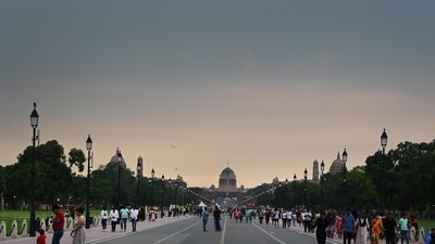 Visitors enjoys pleasant weather at Kartavya Path, in New Delhi. (Hindustan Times) Visitors enjoys pleasant weather at Kartavya Path, in New Delhi. (Hindustan Times)