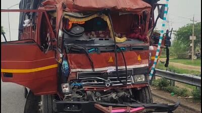 The canter was parked on the road, and behind it was a truck loaded with gas cylinders. When the women and children began to board, a speeding truck rammed into the gas cylinder truck, and the high impact caused it to ram the parked canter truck. (HT Photo) The canter was parked on the road, and behind it was a truck loaded with gas cylinders. When the women and children began to board, a speeding truck rammed into the gas cylinder truck, and the high impact caused it to ram the parked canter truck. (HT Photo)