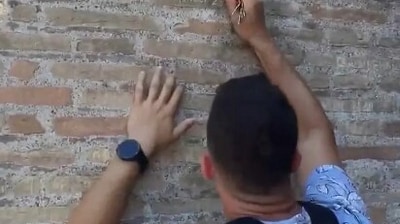 Tourist scribbles names on the Colosseum (Twitter/Gennaro Sangiuliano) Tourist scribbles names on the Colosseum (Twitter/Gennaro Sangiuliano)
