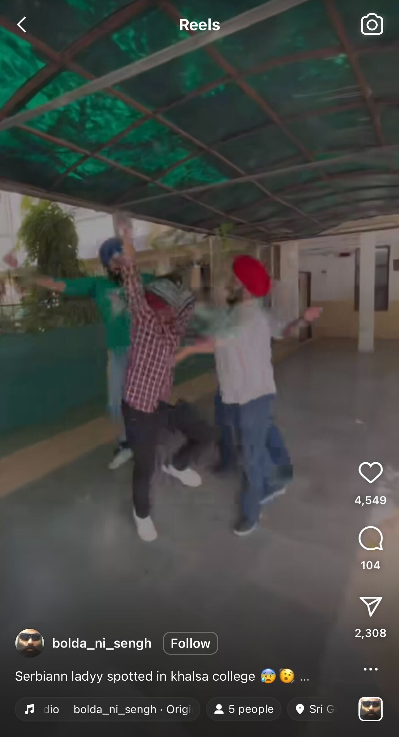 A screengrab from the reel that shows Prabhjot Singh’s friends joining in to break into bhangra towards the end. (Screengrab: bolda_ni_sengh/Instagram)