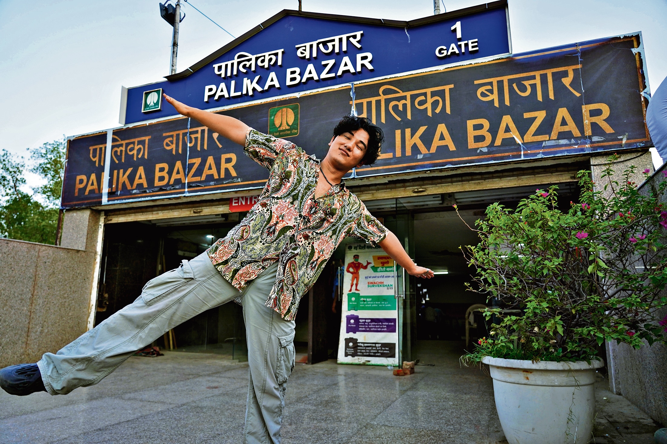 Anuj Rana, a student of Hansraj College, invests in an oversized fit from Palika Bazar. (Photo: Gokul VS/HT) Anuj Rana, a student of Hansraj College, invests in an oversized fit from Palika Bazar. (Photo: Gokul VS/HT)