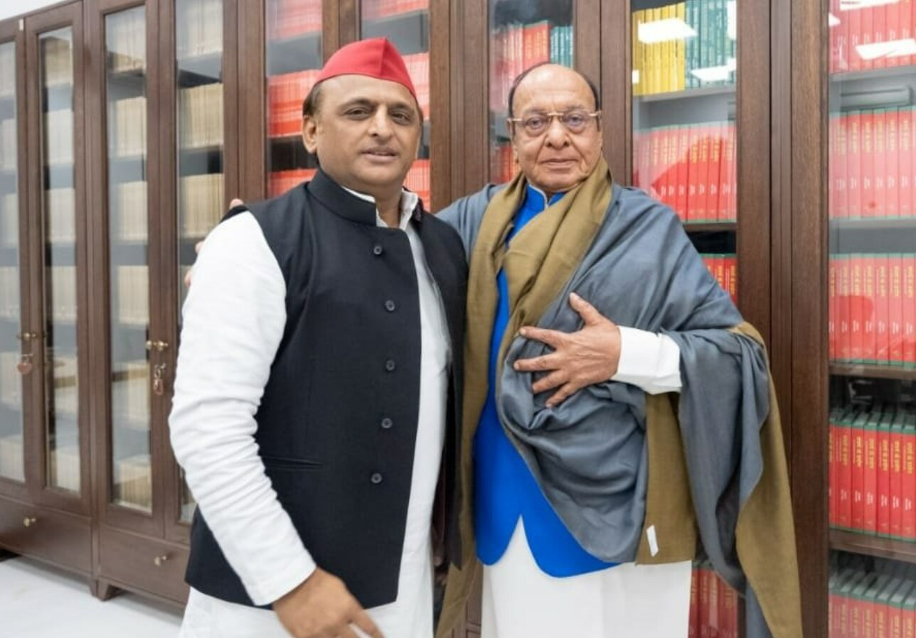 Vaghela with SP chief Akhilesh Yadav in Luncknow on Wednesday. (ANI) Vaghela with SP chief Akhilesh Yadav in Luncknow on Wednesday. (ANI)