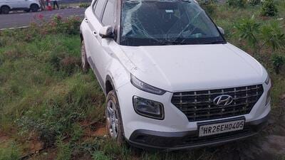 Four persons injured after two cars collide on Delhi-Mumbai e-way Four persons injured after two cars collide on Delhi-Mumbai e-way