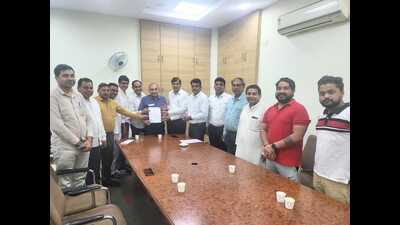 A delegation of representatives met with Sarnath Ganguly, NPCL’s vice president, to inform him of the situation and request the discom to withdraw the notices. (HT Photo) A delegation of representatives met with Sarnath Ganguly, NPCL’s vice president, to inform him of the situation and request the discom to withdraw the notices. (HT Photo)