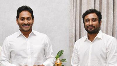 Andhra Pradesh CM YS Jagan Mohan Reddy (left) and former Indian cricketer Ambati Rayudu (right) (Twitter/@RayuduAmbati) Andhra Pradesh CM YS Jagan Mohan Reddy (left) and former Indian cricketer Ambati Rayudu (right) (Twitter/@RayuduAmbati)