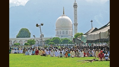 Devotees offer prayers on Eid-ul-Adha at Hazratbal shrine in Srinagar on Thursday. (Waseem Andrabi /HT)