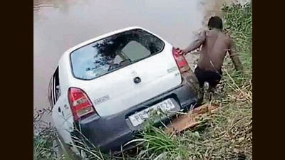 Divers fishing out the car that plunged in to canal in Doraha in Ludhiana. (HT PHOTO) Divers fishing out the car that plunged in to canal in Doraha in Ludhiana. (HT PHOTO)