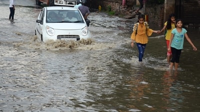 Commuters make their way through the waterlogged Delhi-Gurugram Expressway service road following heavy rains, (PTI) Commuters make their way through the waterlogged Delhi-Gurugram Expressway service road following heavy rains, (PTI)