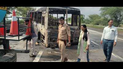 The bus was going from Noida towards Jewar when it caught fire on the expressway around the 24km milestone, under Rabupura police station jurisdiction. (HT Photo) The bus was going from Noida towards Jewar when it caught fire on the expressway around the 24km milestone, under Rabupura police station jurisdiction. (HT Photo)