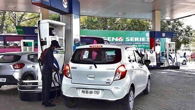 In Noida, however, petrol and diesel has become costlier by 27 paise. (Gurinder Singh/HT) In Noida, however, petrol and diesel has become costlier by 27 paise. (Gurinder Singh/HT)