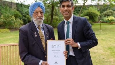 United Kingdom’s Prime Minister Rishi Sunak presents the Points of Light award to veteran Sikh soldier Rajindar Singh Dhatt during a reception organised to celebrate India Global Forum’s UK-India Week 2023, at 10 Downing Street on Wednesday. (PTI Photo) United Kingdom’s Prime Minister Rishi Sunak presents the Points of Light award to veteran Sikh soldier Rajindar Singh Dhatt during a reception organised to celebrate India Global Forum’s UK-India Week 2023, at 10 Downing Street on Wednesday. (PTI Photo)