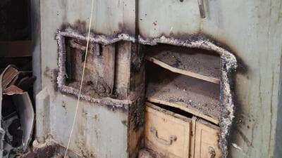 When the owner opened the shop, he found that the locker was damaged by a gas cutter and 6 kilograms of gold ornaments worth ₹3.20 crore were missing. (HT Photo) When the owner opened the shop, he found that the locker was damaged by a gas cutter and 6 kilograms of gold ornaments worth ₹3.20 crore were missing. (HT Photo)