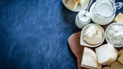 The first step to manage oily skin is to cut down the intake of oily food items, such as deep-fried foods, butter and cheese. (Unsplash) The first step to manage oily skin is to cut down the intake of oily food items, such as deep-fried foods, butter and cheese. (Unsplash)