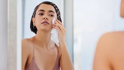 The skin needs to breathe when we sleep – we must never forget to remove makeup before hitting the bed. (Unsplash) The skin needs to breathe when we sleep – we must never forget to remove makeup before hitting the bed. (Unsplash)
