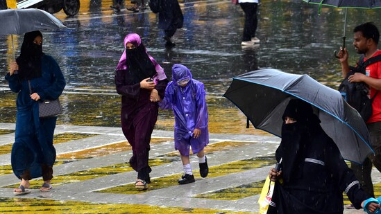 The India Meteorological Department (IMD) on Wednesday issued an `orange alert', forecasting heavy to very heavy rains on Thursday in six Maharashtra districts - Palghar, Raigad, Thane, Ratnagiri, Sindhudurg and Nashik.(HT Photo/Bhushan Koyande)