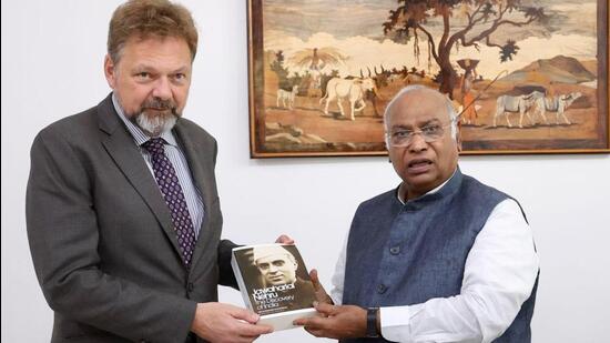 Congress president Mallikarjun Kharge and German Ambassador to India Philipp Ackermann later tweeted photographs of their meeting (Twitter/kharge)