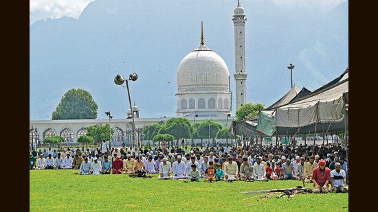 Devotees offer prayers on Eid-ul-Adha at Hazratbal shrine in Srinagar on Thursday. (Waseem Andrabi /HT)