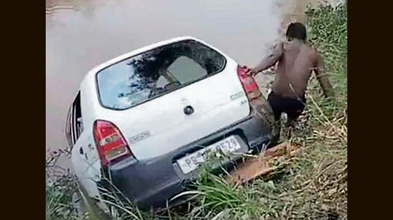 Divers fishing out the car that plunged in to canal in Doraha in Ludhiana. (HT PHOTO)