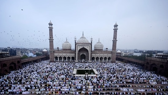 Muslims offer their namaz at Jama Masjid on the occasion of EidAlAdha, in New Delhi. (HT Photo by Sanjeev Verma)