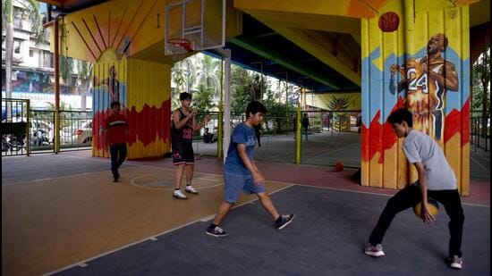 The sports facility under Navi Mumbai’s Sanpada flyover is already a hit with local residents. (Bachchan Kumar/ HT Photo)