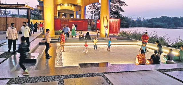 The Valankulam flyover in Coimbatore. Coimbatore has built several facilities under the 700-metre flyover, which overlooks the Valankulam lake. The area, which till three years ago was an unofficial garbage dump, is today one of the most happening public spaces in the city. (HT Photo)