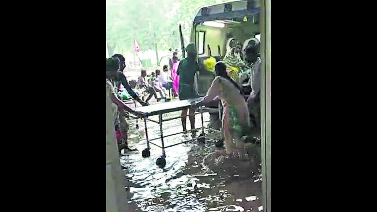 Monsoon showers leave GMCH-32 emergency ward flooded - Vimarsana News