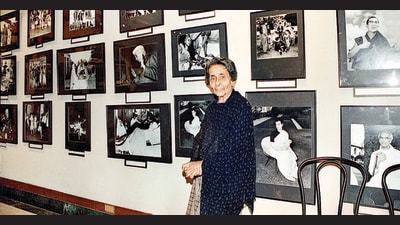 Homai Vyarawalla at an exhibition of her iconic photographs on 18 August 1998. (Girish Srivastava/HT Archive)