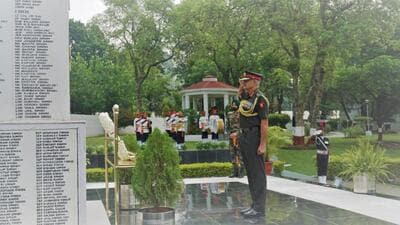 Lieutenant General Nav K Khanduri paying homage to martyrs at the War Memorial during his farewell ceremony at Western Command in Chandimandir. (HT Photo)