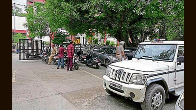 Many government vehicles are running sans high-security number plates in Ludhiana. (HT PHOTO) Many government vehicles are running sans high-security number plates in Ludhiana. (HT PHOTO)