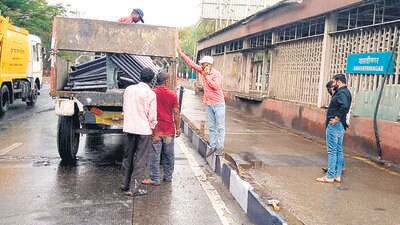 PMC has started dismantling Yerawada-Vimannagar BRTS corridor. (HT PHOTO) PMC has started dismantling Yerawada-Vimannagar BRTS corridor. (HT PHOTO)