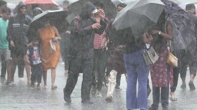 Pedestrians at Marine Drive amid rain, in Mumbai, Thursday, June 29, 2023. (PTI) Pedestrians at Marine Drive amid rain, in Mumbai, Thursday, June 29, 2023. (PTI)