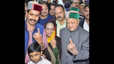 Public works and sports minister Vikramaditya Singh with family. (HT File Photo)