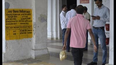 Reality check shows employees at Lucknow Municipal Corporation (LMC) office, along with outsiders entering the premises, blatantly using banned plastic bags. (Deepak Gupta/HT photo) Reality check shows employees at Lucknow Municipal Corporation (LMC) office, along with outsiders entering the premises, blatantly using banned plastic bags. (Deepak Gupta/HT photo)