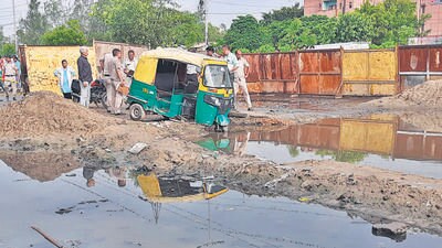 The incident took place near an under-construction flyover in Harsh Vihar, where there was a ‘very deep pit’, police said. (HT PHOTO) The incident took place near an under-construction flyover in Harsh Vihar, where there was a ‘very deep pit’, police said. (HT PHOTO)