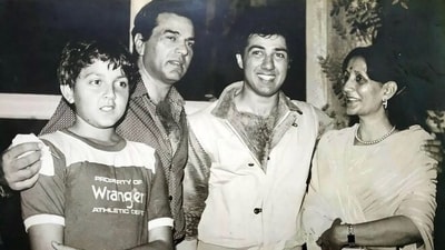 Dharmendra and Prakash Kaur with their sons Bobby Deol and Sunny Deol. (Instagram/ Film History Pics) Dharmendra and Prakash Kaur with their sons Bobby Deol and Sunny Deol. (Instagram/ Film History Pics)