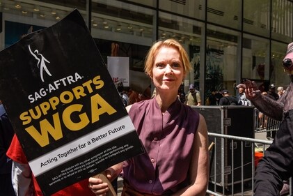 Actor Cynthia Nixon of Sex and the City fame lends her support to the Writers Guild of America members who have been on strike for over two months now. (Reuters)